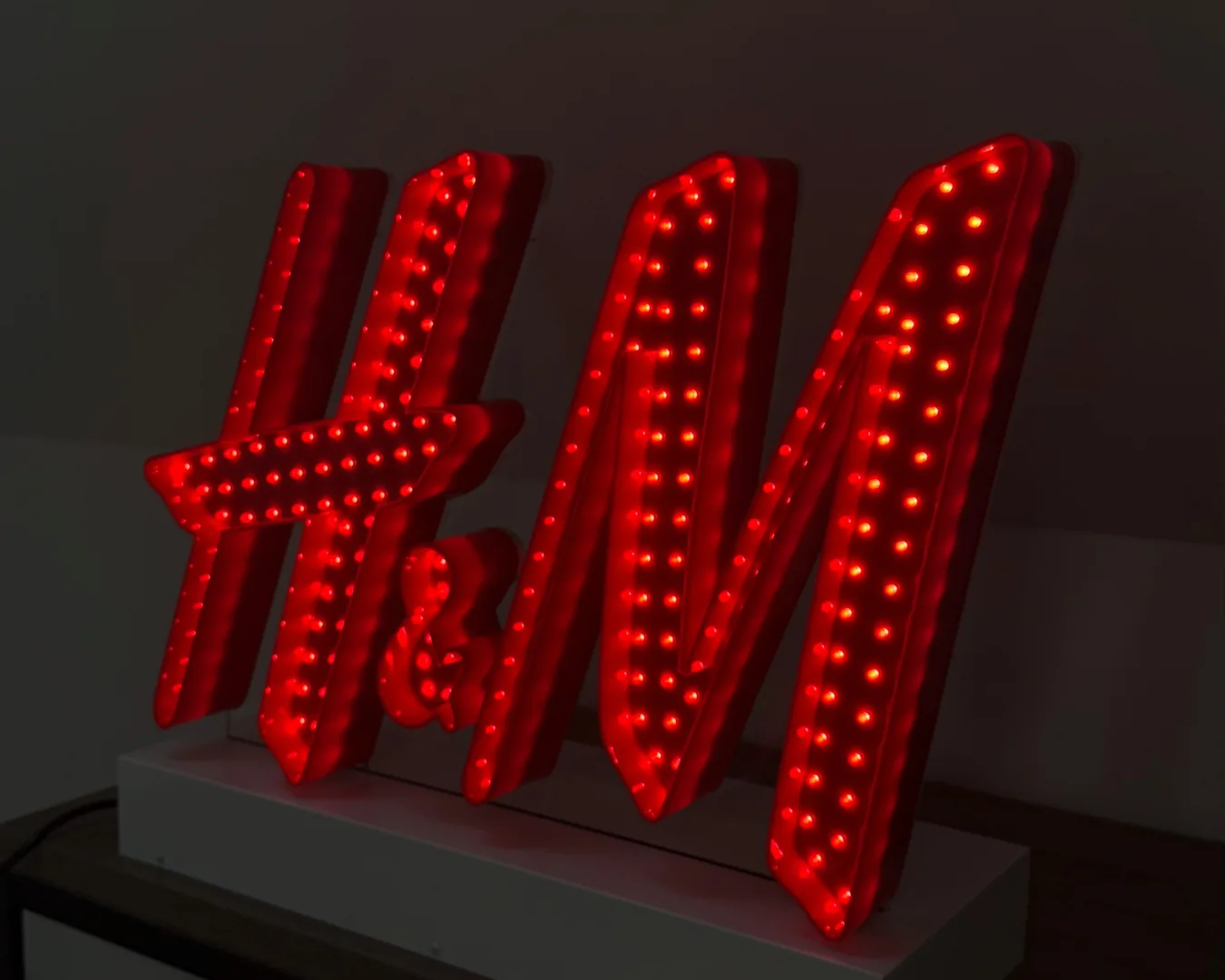 Litery marquee LED dla sieci H&M — Warszawa, 2026