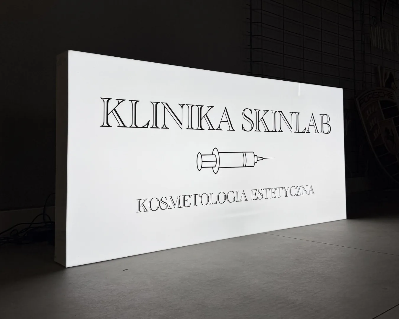 Kaseton reklamowy LED dla Kliniki SkinLab — Warszawa, 2026