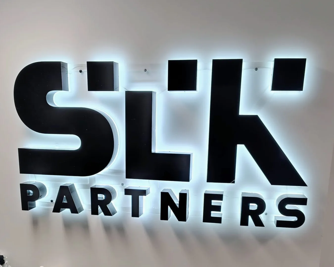 Litery 3D z efektem halo dla SLK Partners — montaż Wrocław, 2026