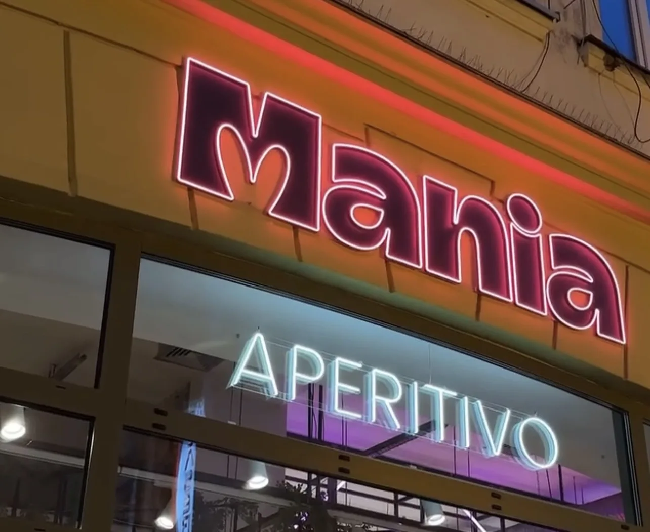 Litery podświetlane i neon LED na witrynie lokalu gastronomicznego — realizacja Ledsy