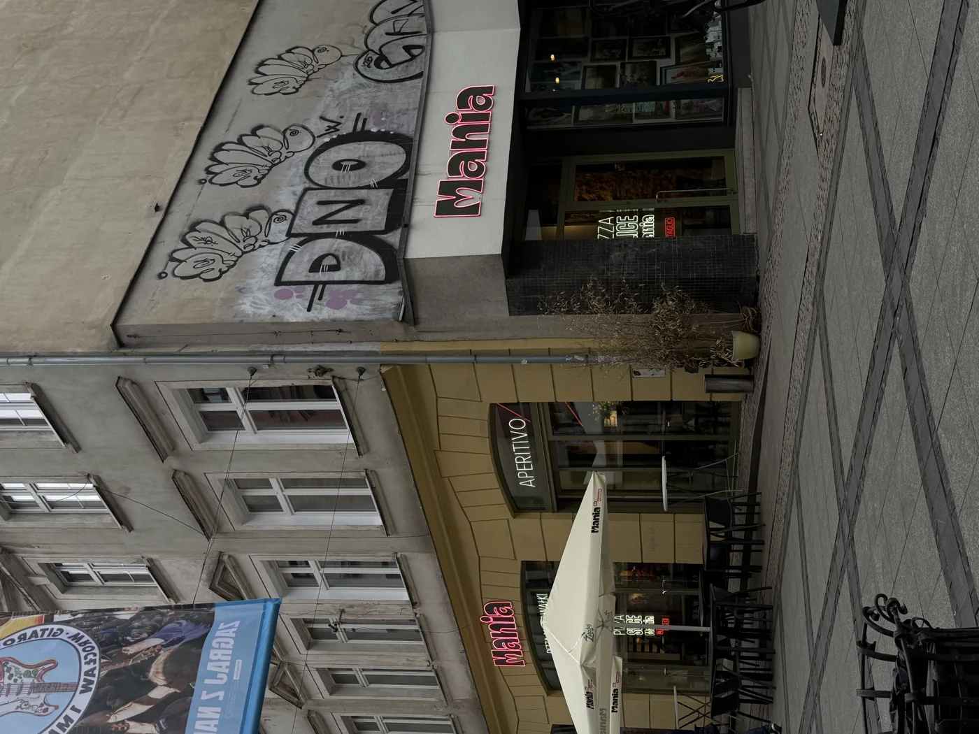 Szyldy na zabytkowej kamienicy w centrum miasta — realizacja Ledsy