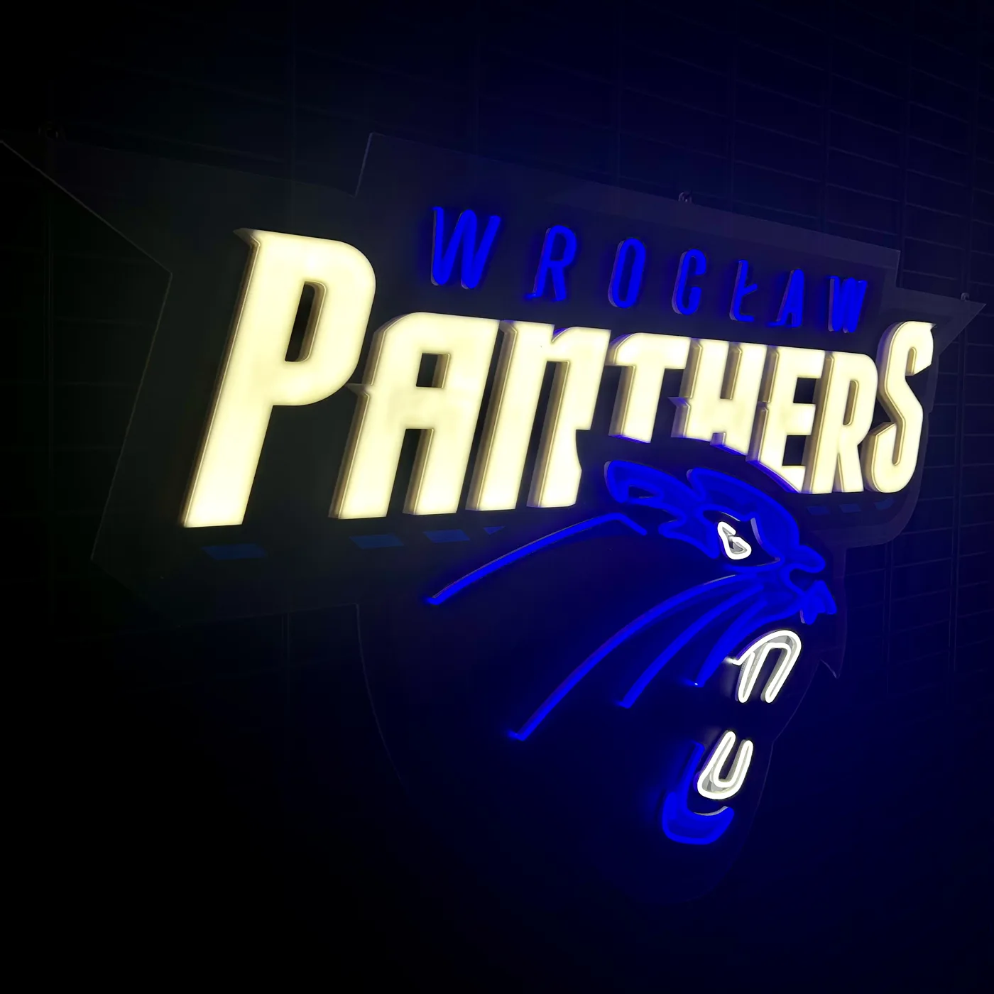 Podświetlane logo 3D klubu sportowego z Wrocławia — realizacja Ledsy