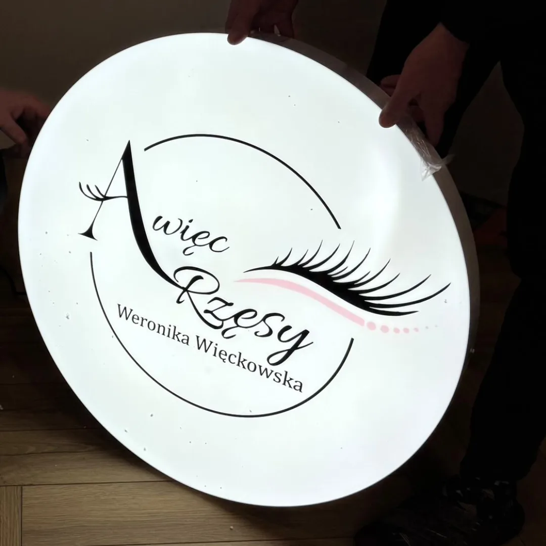 Kaseton reklamowy — A więc Rzęsy