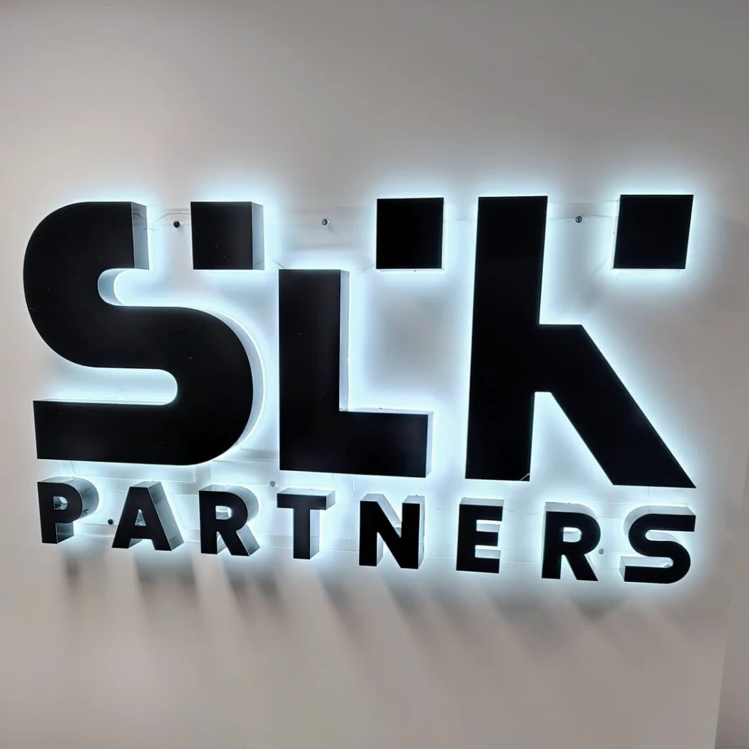 Litery 3D podświetlane — SLK Partners