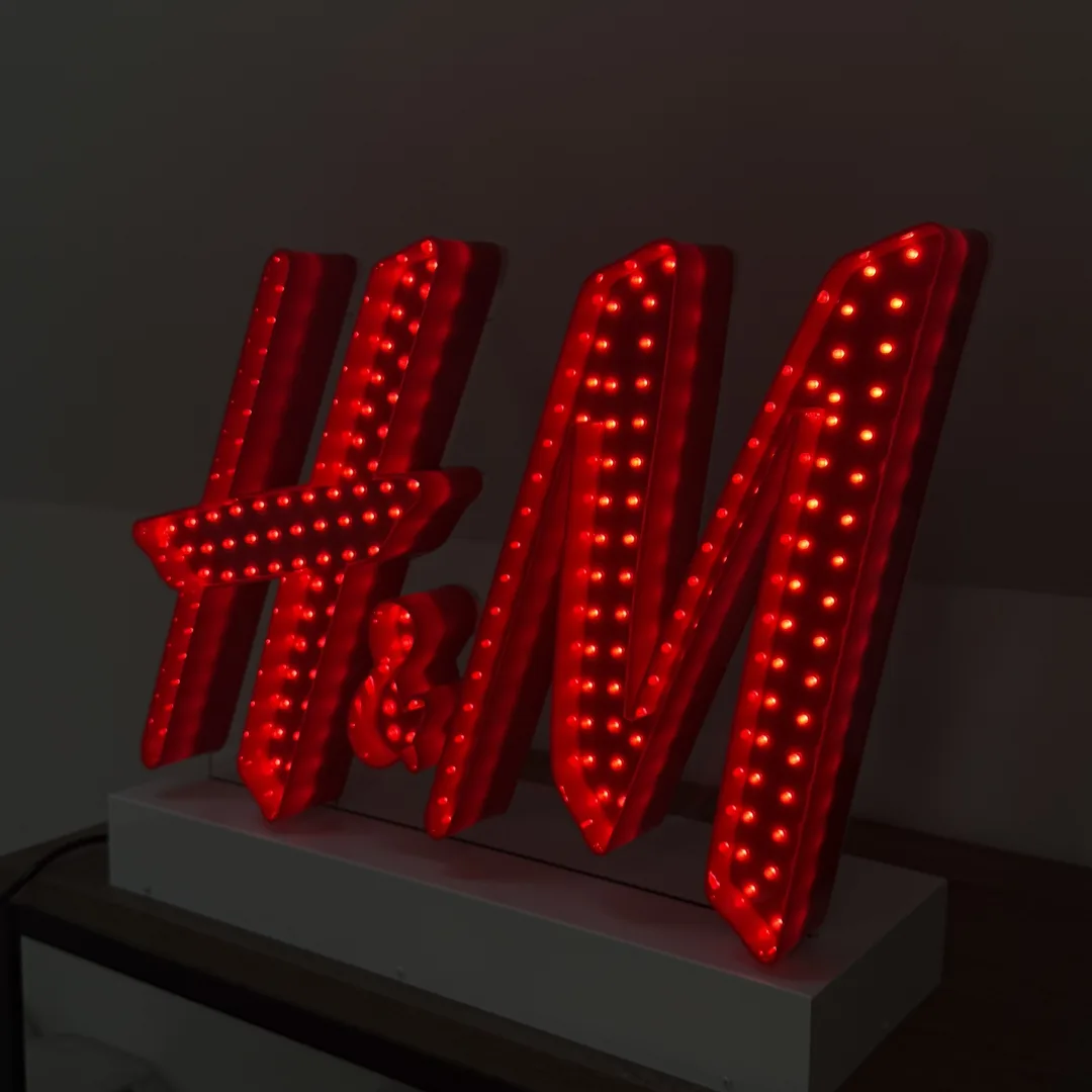 Litery marquee z żarówkami — H&M