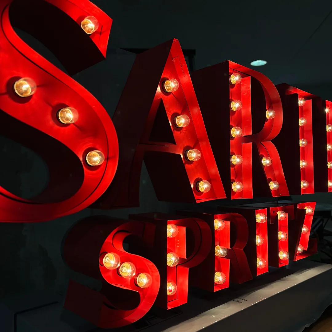 Litery marquee z żarówkami — Sarti Spritz