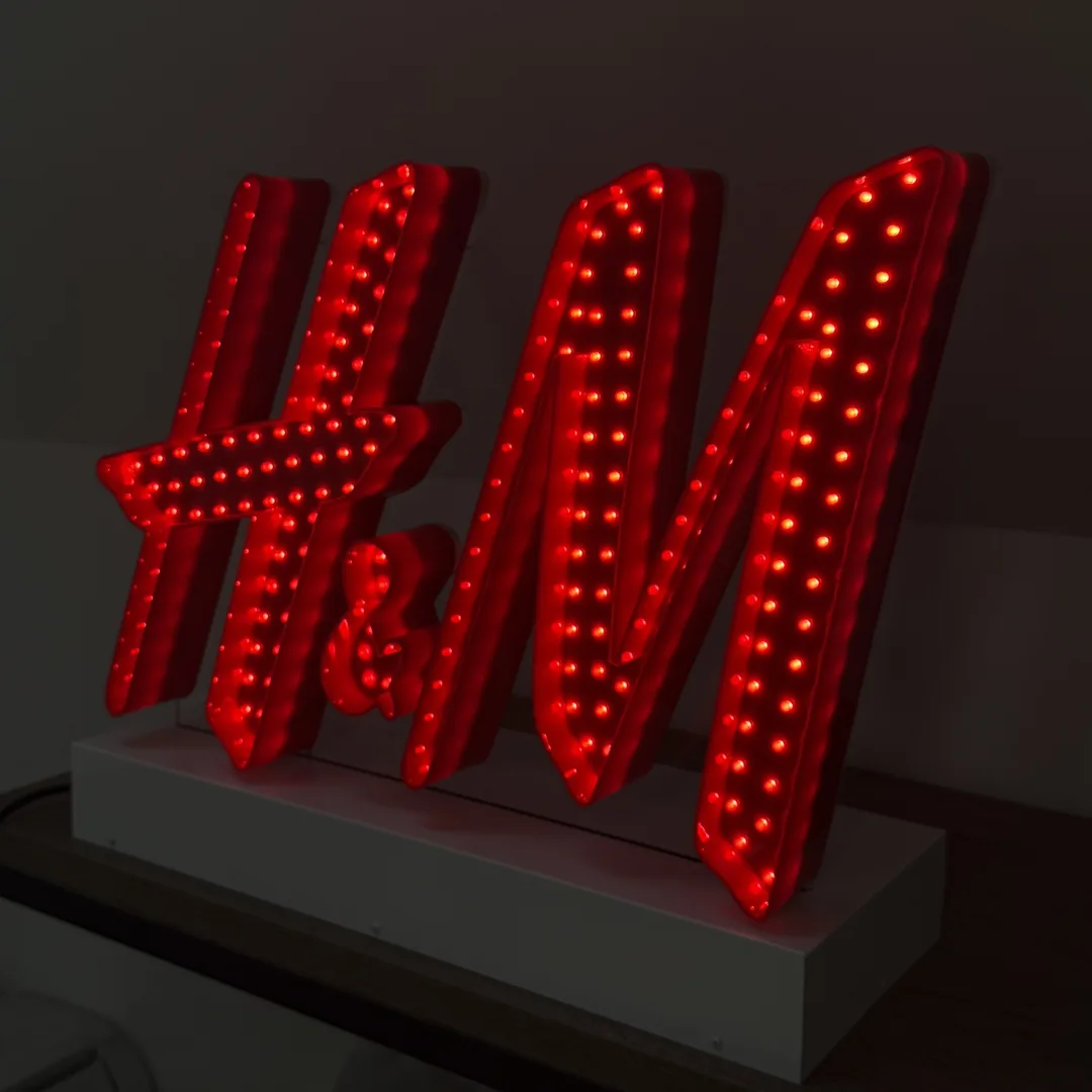 Logo firmy podświetlane na ścianę — H&M