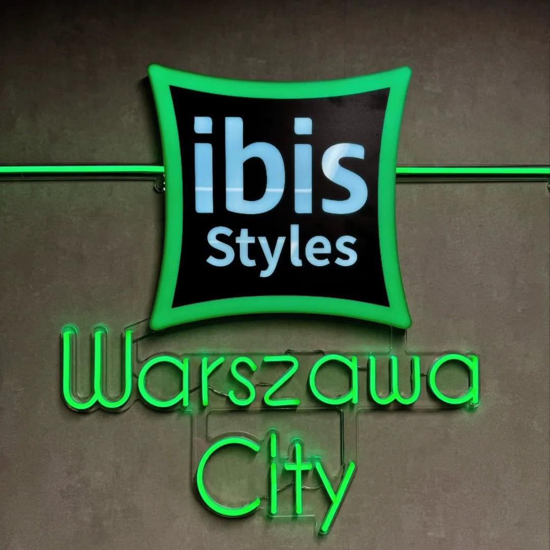 Logo firmy podświetlane na ścianę — ibis Styles