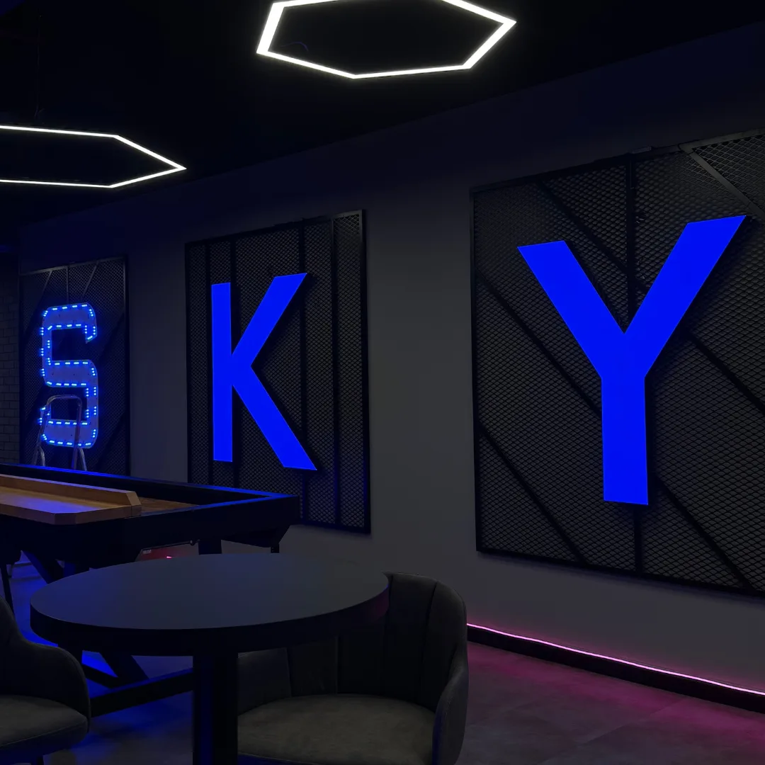 Różne typy reklamy świetlnej na elewacji — litery 3D, kaseton i szyld LED Ledsy